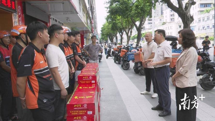 工地上的外卖骑手 石角镇新时空服务部与第一小学重建项目的午后交响